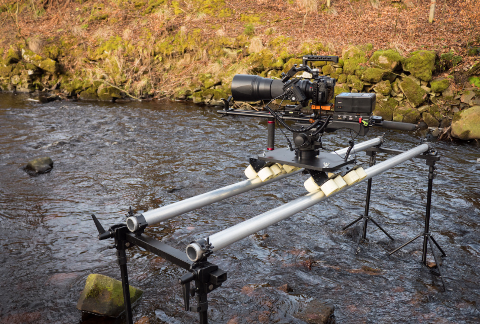 wózek kamerowy dolly nad wodą na statywach